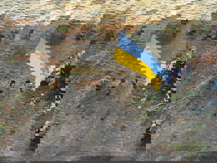 Archivo - July 7, 2022, Snake Island, Ukraine: These images, published by the Zgard special unit and the State Border Service of Ukraine on Thursday (07July2022) show their soldiers flying the Ukrainian flag on Snake Island following its liberation from