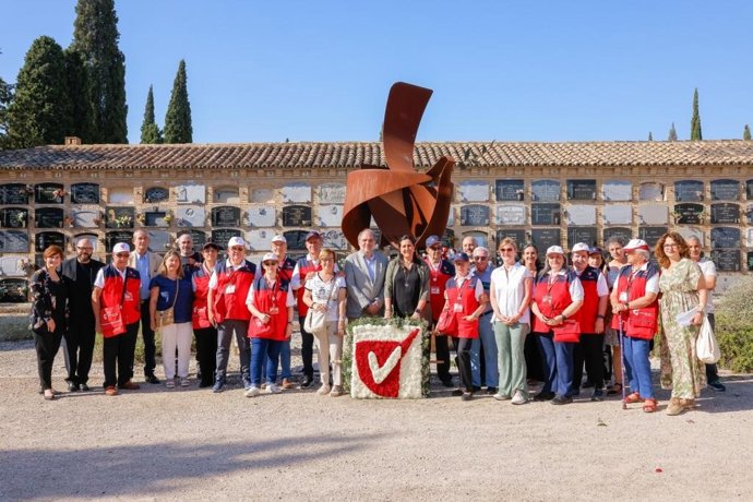 Acto de homenaje en el cementerio de Torrero.