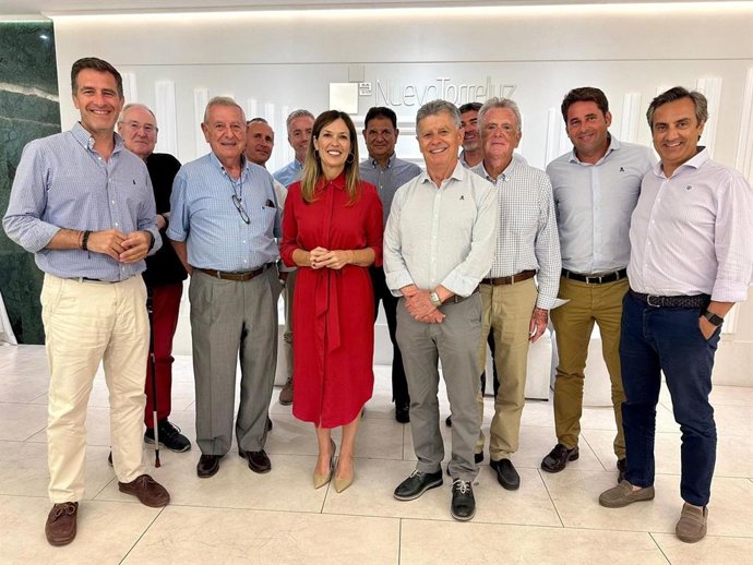 El candidato del PP al Senado por la provincia de Almería, Miguel Ángel Castellón, y la candidata del PP al Congreso, Ana Martínez Labella,  con la Asociación de Promotores