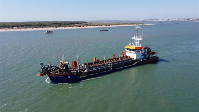 La autoridad portuaria de Sevilla inicia la campaña 2023 para el mantenimiento de la canal de navegación