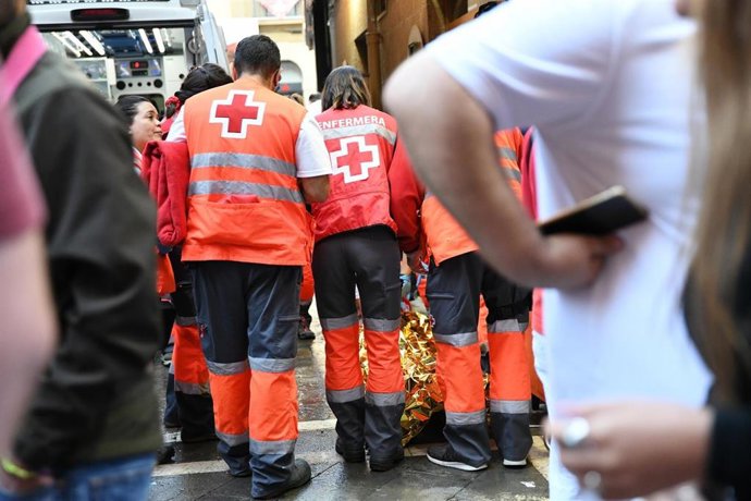 Voluntarios de Cruz Roja atienden a una persona tras el encierro.