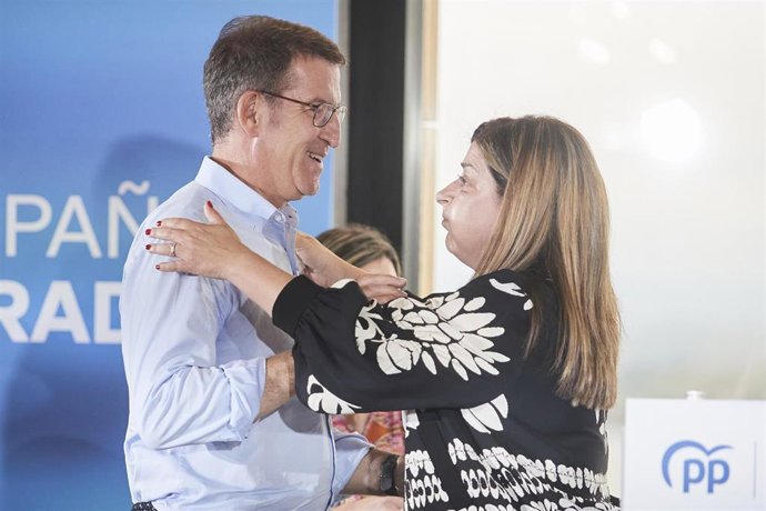 Imagen de archivo. El presidente del PP, Alberto Núñez Feijóo, durante un acto de partido celebrado en Santander el 14 de junio, con María José Sáenz de Buruaga, que aún no había sido investida como presidenta de Cantabria 