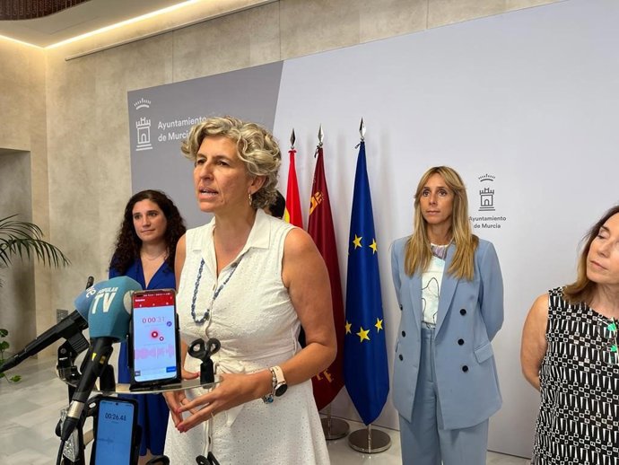 La concejal de Gobierno Abierto, Promoción Económica y Empleo, Mercedes Bernabé, explica la participación de tres colegios en Murcia en un proyecto piloto para evitar el desperdicio de alimentos