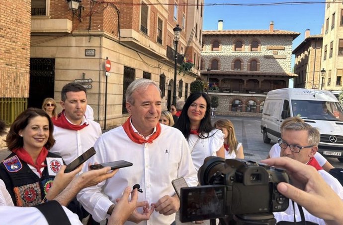 Jorge Azcón, atiende a los medios de comunicación en Teruel.