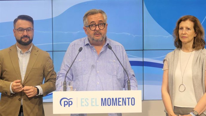 Martínez Portillo, junto a Javier Merino y Mar San Martín.