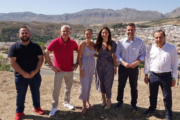 La candidata número uno del PSOE al Congreso por Málaga, Mari Nieves Ramirez, junto al parlamentario autonómico, José Luis Ruiz Espejo, y  otros miembros de la lista electoral a la cámara baja en Antequera.