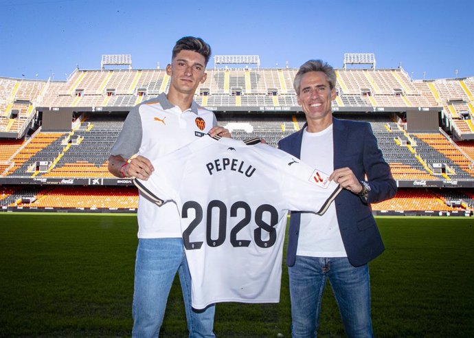 El centrocampista José Luis García Vay 'Pepelu' posa con la camiseta del Valencia