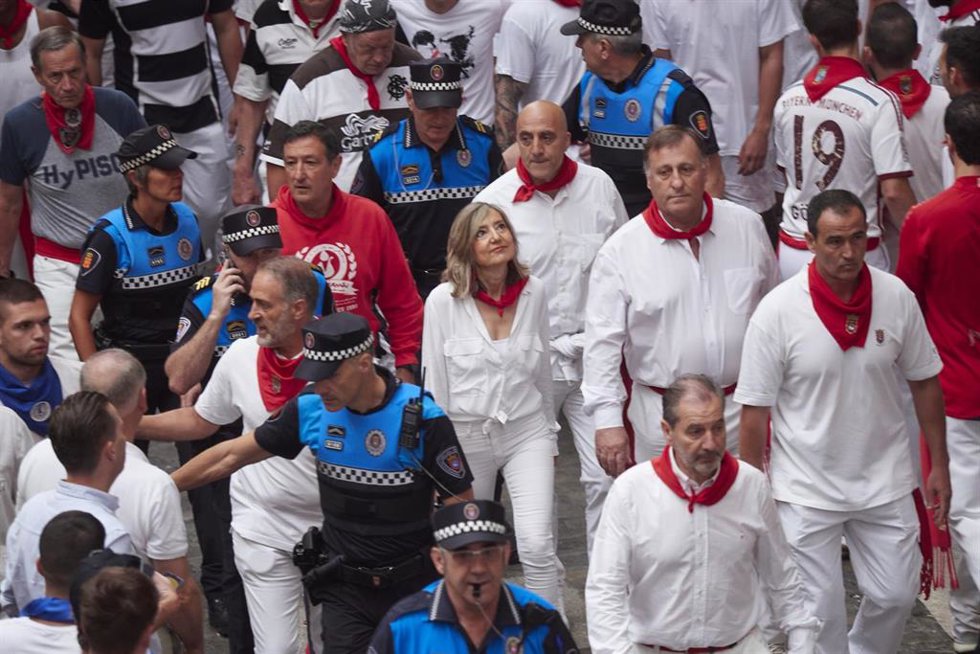 La alcaldesa de Pamplona, Cristina Ibarrola, antes del primer encierro de las fiestas de San Fermín 2023, con toros de La Palmosilla, a 7 de julio de 2023, en Pamplona, Navarra (España). 