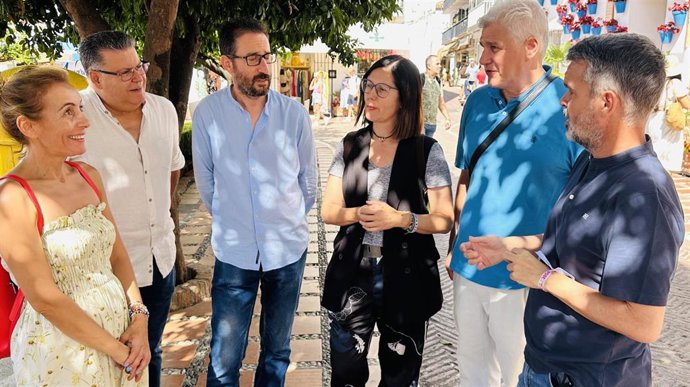 La candidata número tres del PSOE por la provincia de Málaga junto a miembros del PSOE de Marbella en el inicio de la campaña electoral del 23J.