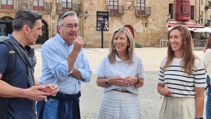 La candidata del PP al Congreso, Esther Llamazares, en una jornada de reparto electoral en Gijón, acompañada por el candidato al Senado Pablo González y la primera teniente de Alcaldesa de Gijón, Ángela Pumariega.