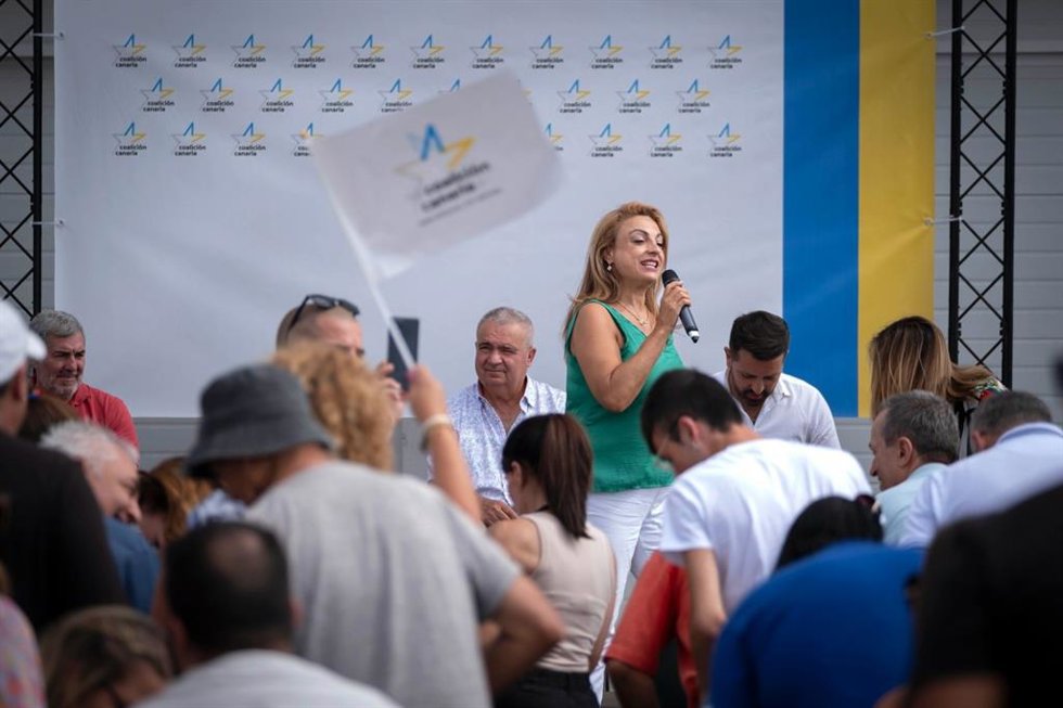 La candidata de CC al Congreso, Cristina Valido, en un acto con afiliados y simpatizantes junto a Francisco Linares, Fernando Clavijo, Ana Oramas y los candidatos al Senado por Tenerife, Gladis de León y Jonathan Domínguez