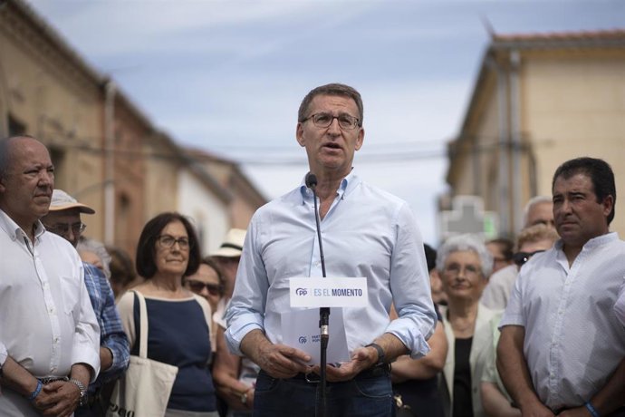El presidente del Partido Popular y candidato a la Presidencia del Gobierno, Alberto Núñez Feijóo, participa en un acto de campaña, en la Plaza Mayor, a 8 de julio de 2023, en Corrales del Vino, Zamora, Castilla y León (España). Zamora es uno de los muc