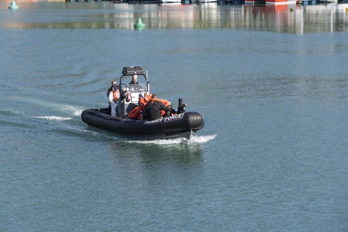 Archivo - Policía británica en el Canal de la Mancha 