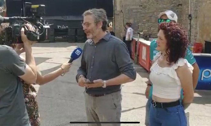 El número dos de Vox al Congreso por Asturias, Javier Jové, visita Laviana.