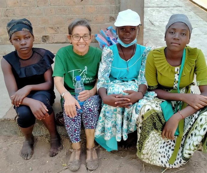 La misionera salesiana de las Hijas de María Auxiliadora, Áurea Arcos, junto a varias alumnas de 1 de ESO en Chad, celebrando el Día de la Mujer.