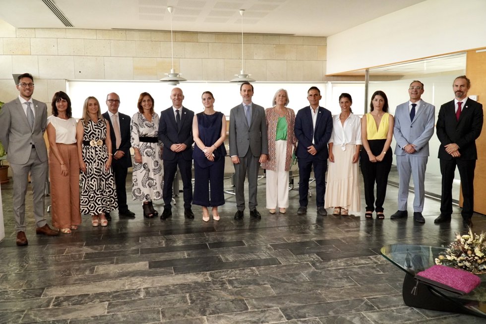 El candidato a la presidencia del Consell de Menorca, Dolfo Vilafranca, con el resto de consellers, la presidenta del Govern, Marga Prohens, y el presidente del Parlament, Gabriel Le Senne 