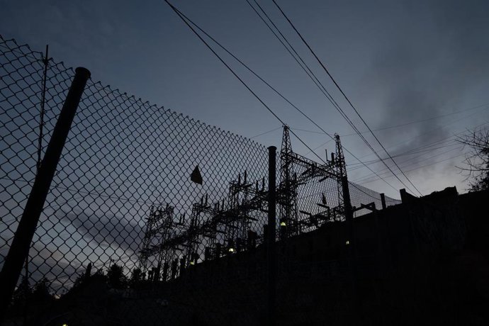 Archivo - Tendido eléctrico, a 31 de diciembre de 2022, en Barcelona, Cataluña (España).