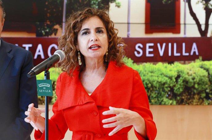 Atención a los medios tras la entrevista de la ministra de Hacienda y Función Pública del Gobierno, María Jesús Montero, con el presidente de la Diputación de Sevilla, Javier Fernández. A 08 de julio de 2023 en Sevilla (Andalucía, España). Es la primera