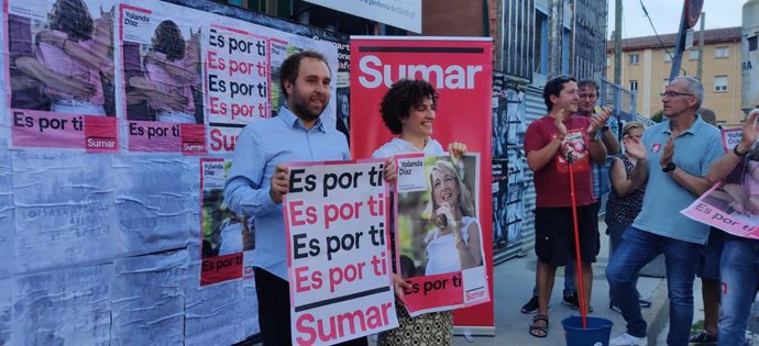 Los candidatos de Sumar por La Rioja al Congreso y al Senado, Diego Mendiola y Eunate García, en la pegada de carteles de las generales de 2023
