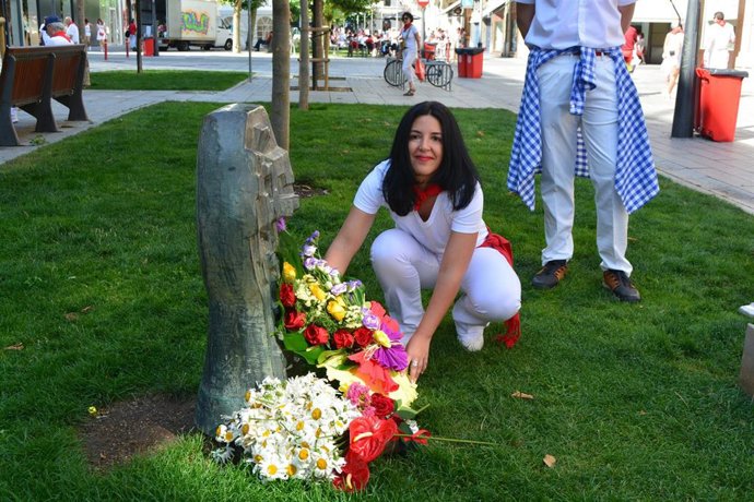 Idoia Villanueva, candidata de Sumar al Congreso por Navarra, coloca un ramo de flores junto al monumento que recuerda a Germá Rodríguez.