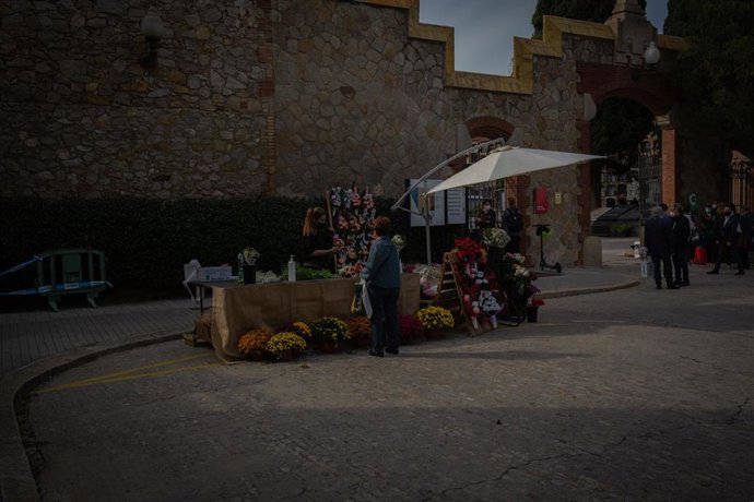 Archivo - Un puesto de flores frente al cementerio de Les Corts