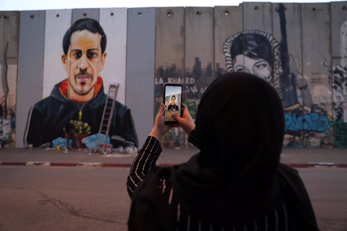 Archivo - June 14, 2020, BeytüLlahim, Palestinian Territory: BETHLEHEM, WEST BANK - JUNE 14: Palestinian painter Taki Sabatin draws the painting of 32 years old Palestinian Iyad Hallaq with autism, who was killed by Israeli police, to discrimination wal