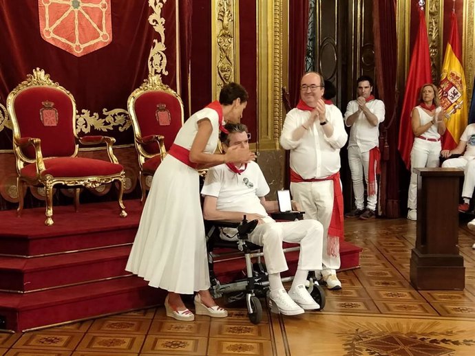 El ministro Miquel Iceta junto a Juan Carlos Unzué y María Chivite en el acto en el Palacio de Navarra.