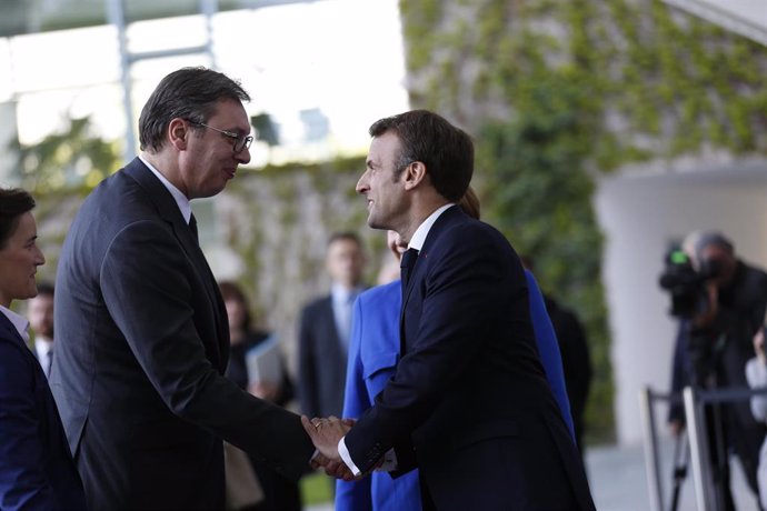 Archivo - Aleksandar Vucic y Emmanuel Macron 