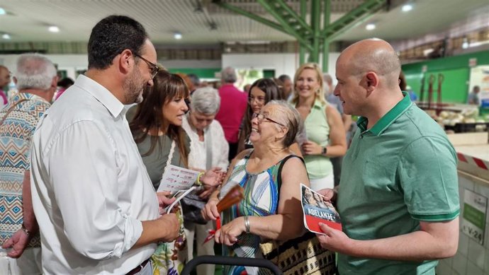 El cabeza de lista del PSOE de Almería al Congreso el 23J, Antonio Hernando, en un reparto informativo en el Mercado de Los Ángeles