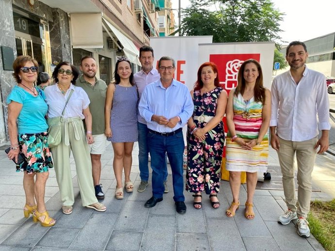 El secretario general del PSOE de Granada y cabeza de lista al Senado, Pepe Entrena, junto a a las candidatas al Congreso,  Inmaculada Oria y Arantxa Urrea, los candidatos al Senado, Elvira Ramón y Alejandro Zubeldia, y el concejal Eduardo Castillo
