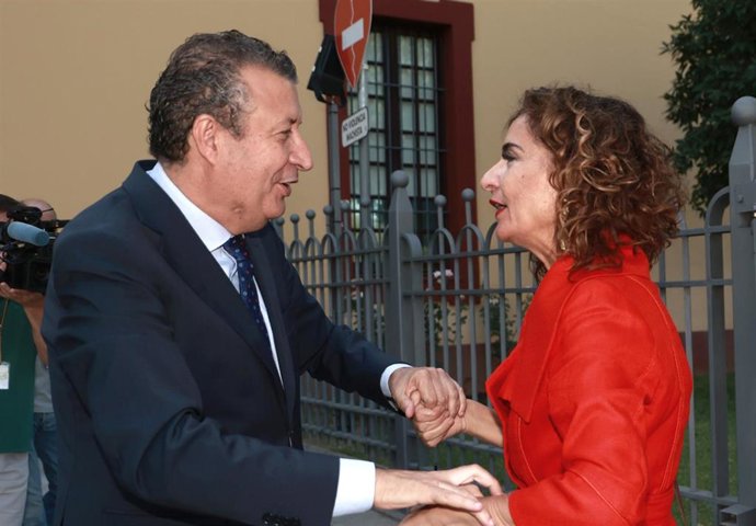 Saludo de la ministra de Hacienda y Función Pública del Gobierno, María Jesús Montero, al presidente de la Diputación de Sevilla, Javier Fernández. A 08 de julio de 2023 en Sevilla (Andalucía, España). Es la primera recepción de Javier Fernández como ti