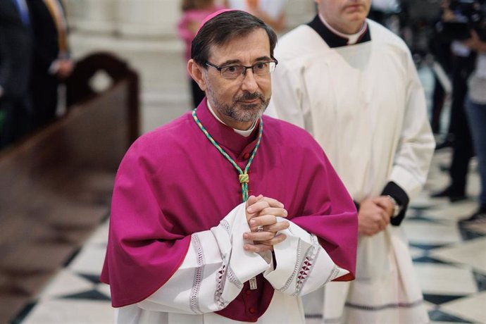 El nuevo arzobispo de Madrid, José Cobo, durante la solemne eucaristía con la que se da inicio a su ministerio episcopal.