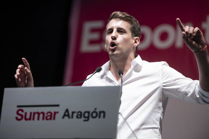 El candidato de Sumar al Congreso, Jorge Pueyo, durante un acto de campaña electoral junto a candidatos al Congreso de los Diputados por la provincia, en la sala Multiusos del Auditorio de Zaragoza.