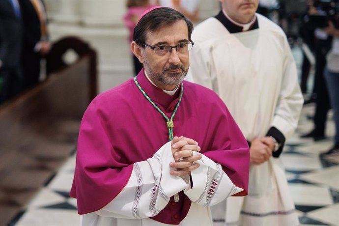 El nuevo arzobispo de Madrid, José Cobo, durante la solemne eucaristía con la que se da inicio a su ministerio episcopal como arzobispo de Madrid, en la Catedral de Santa María la Real de la Almudena, a 8 de julio de 2023, en Madrid (España). José Cobo 