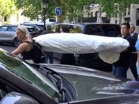 Tamara Falcó: el surrealista momento en el que sus vestidos de novia salían del Ritz