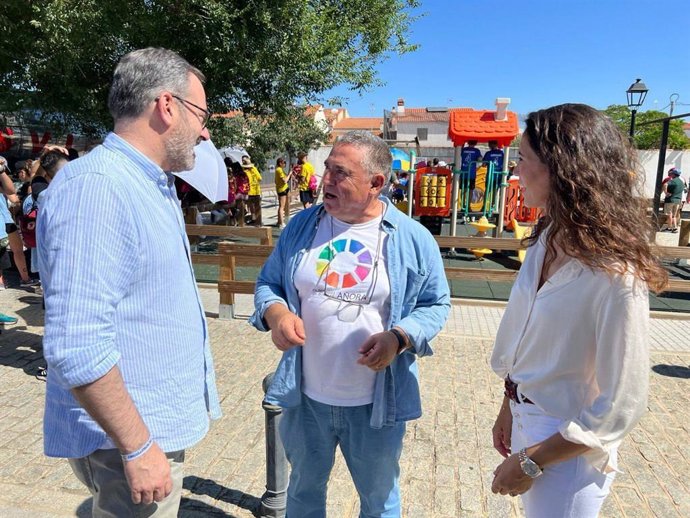 El presidente del PP de Córdoba, Adolfo Molina y la candidata número 3 al Senado, Lorena Guerra, en Añora