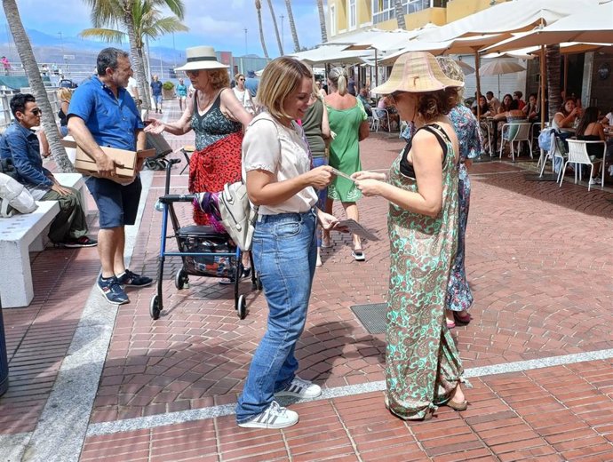 La candidata de Sumar al Congreso de los Diputados del Congreso por la provincia de Las Palmas, Noemí Santana, durante un recorrido por la playa de Las Canteras