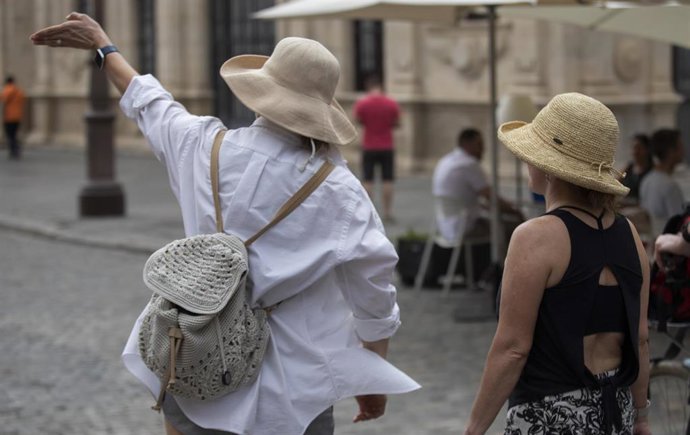 Archivo - Turistas en Sevilla