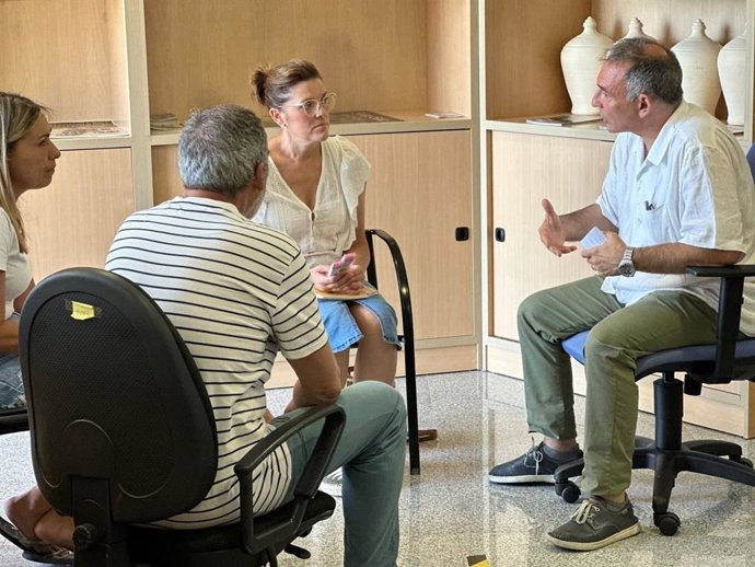 El candidato de Sumar por Córdoba, Enrique Santiago, reunido con trabajadoras de la ayuda a domicilio