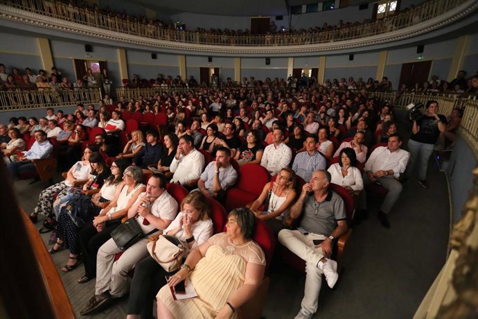 Público en el Teatro Bellas Artes de Tarazona.