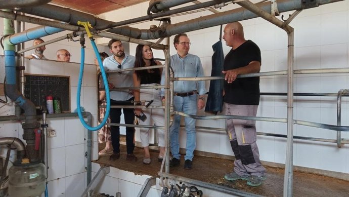 El candidato al Congreso por Vox en Córdoba, José Ramírez del Río, en la explotación ganadera de los hermanos Rubio