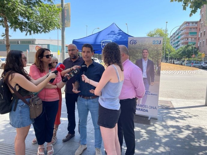 El cabeza de lista del PP por Barcelona al Congreso, Nacho Martín Blanco, en El Prat (Barcelona)