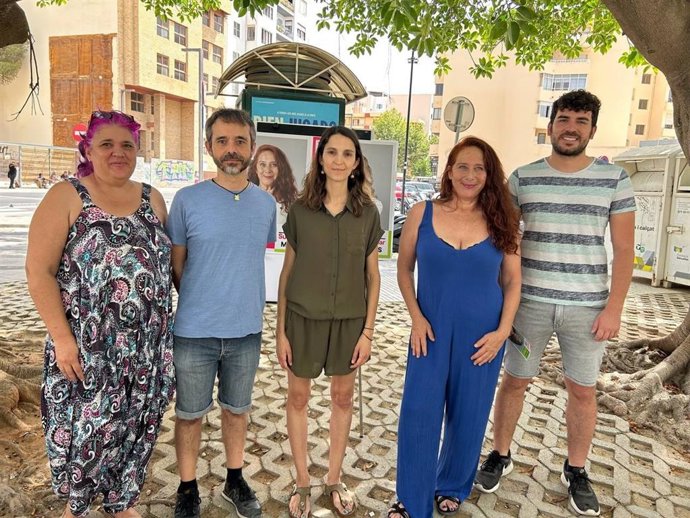 Las candidatas de Sumar MÉS al Congreso por Baleares, Elisabeth Ripoll y Viviana de Sans, con otros miembros de la coalición en Ibiza.