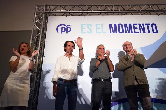 El expresidente del Gobierno, José María Aznar; el coordinador general del PP y candidato número uno del PP por Málaga al Congreso, Elías Bendodo, la presidenta provincial de la formación, Patricia Navarro, y el alcalde de Málaga, Francisco de la Torre.