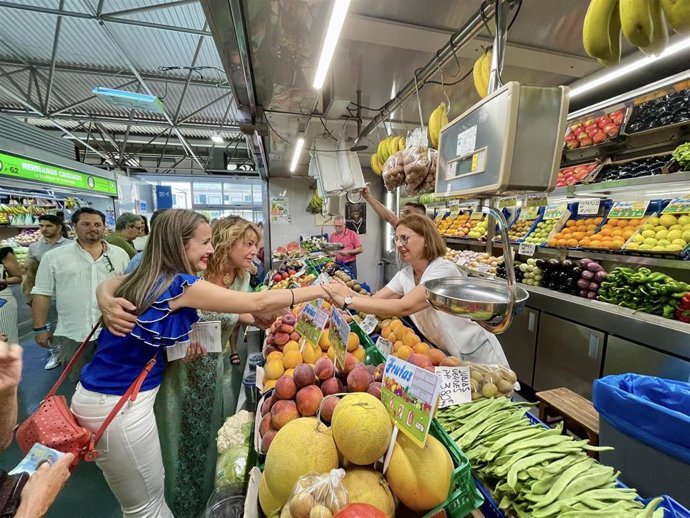 La candidata número uno del PP al Congreso de los Diputados, Bella Verano, en un reparto electoral en el Mercado del Carmen