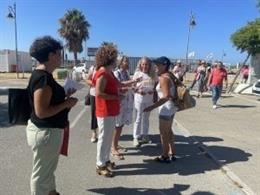 La secretaria general del PSOE de Huelva y candidata número uno al Senado, María Eugenia Limón, en un reparto electoral