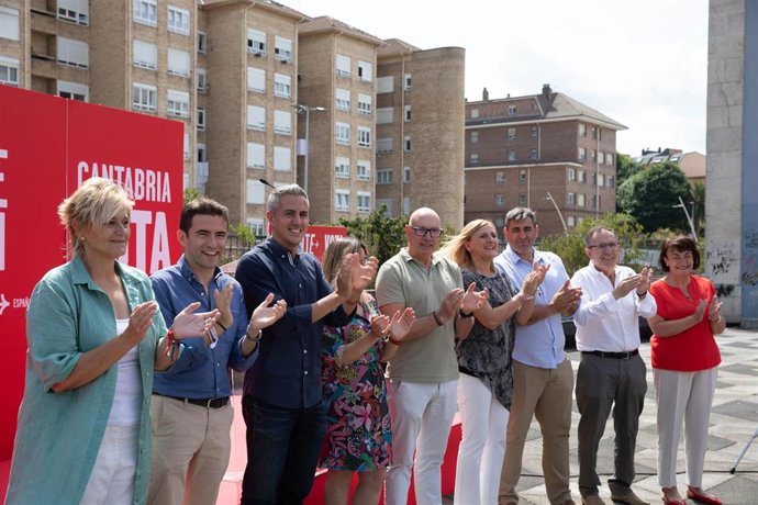 El secretario general del PSOE de Cantabria, Pablo Zuloaga (tercero por la izda) junto a los integrantes de las candidaturas del partido a las Cortes Generales