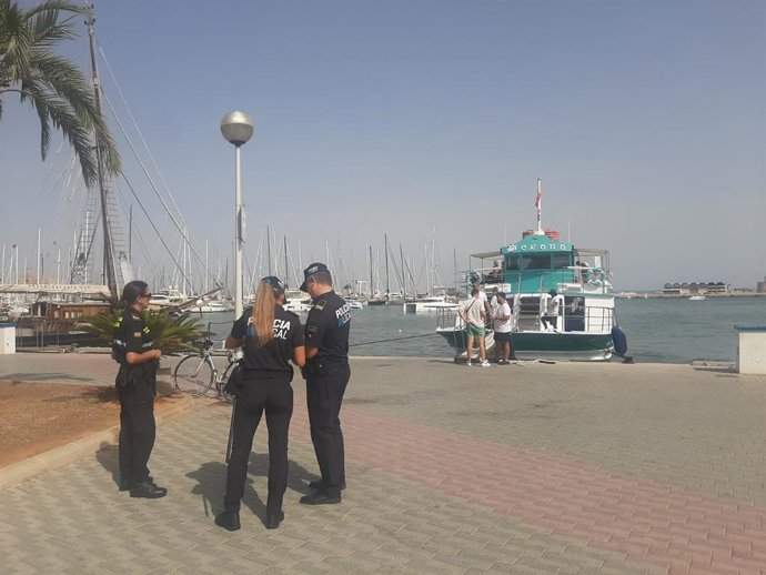 La Policía Local de Palma refuerza los controles para evitar actos incívicos procedentes de usuarios de 'party boats'