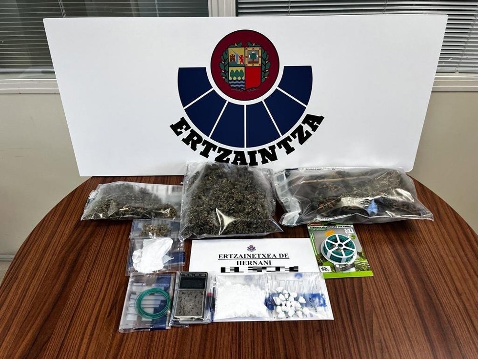 Investigado un varón tras localizar las Ertzaintza cocaína y marihuana en una vivienda y en un local de Andoain