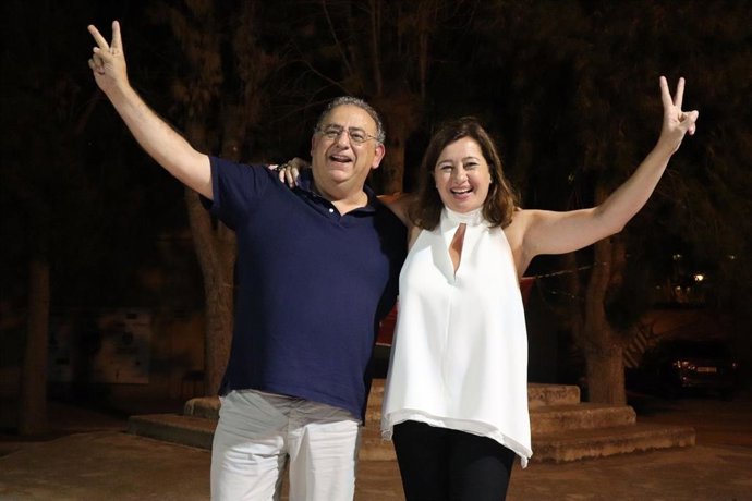 La secretaria general del PSIB-PSOE y candidata socialista al Congreso de los Diputados por Baleares, Francina Armengol, junto al secretario general del PSOE Calvi, Alfonso Rodríguez